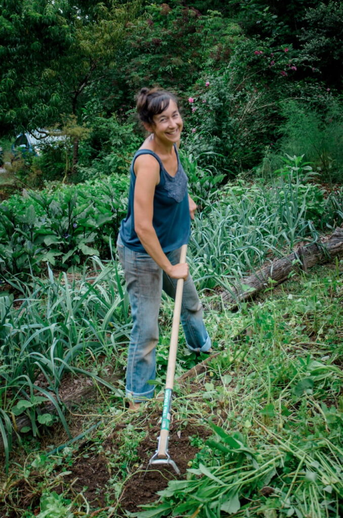 woman using a stirrup hoe hula hoe scuffle hoe