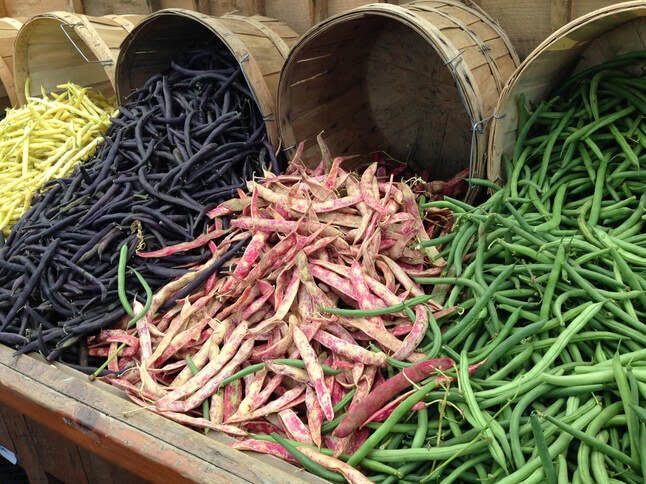 baskets of different colored green beans