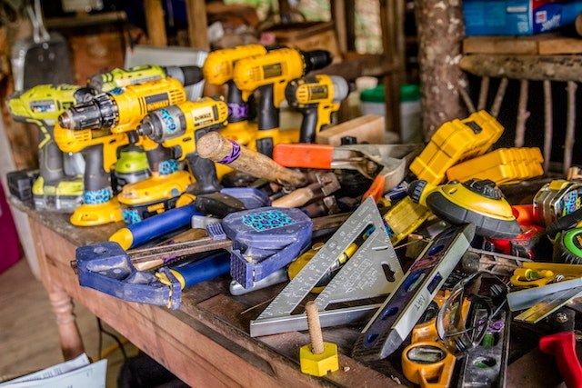 Table full of power tools (1) Table full of tools
