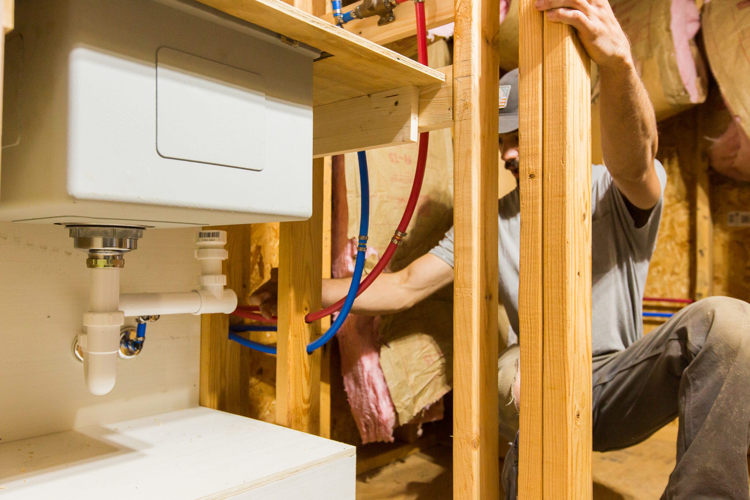 0370-WA-TinyHouseAcademy-©SarahTew-Austin teaching pex plumbing